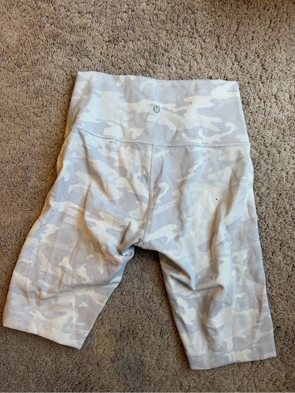 Lululemon High-Rise Camo Bike Shorts in Light Gray/White (Size 4-6)
